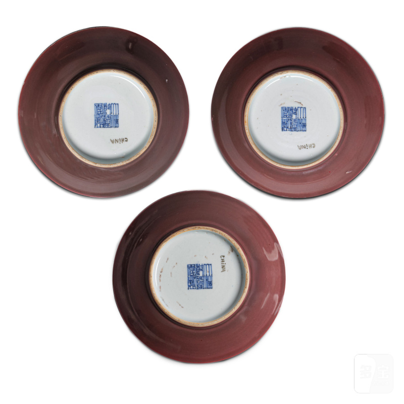 清乾隆 紅釉小盤一組三件 | THREE COPPER-RED-GLAZED SMALL DISHES - 图4